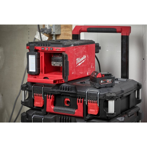 Аккумуляторный фонарь Milwaukee с функцией зарядного устройства PACKOUT M18 POALC-0 (4933478120)
