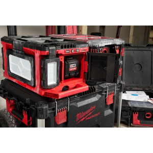 Аккумуляторный фонарь Milwaukee с функцией зарядного устройства PACKOUT M18 POALC-0 (4933478120)